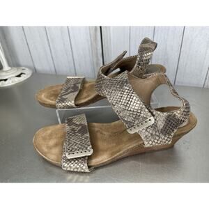 Sofft Women’s Wedge Sandals Leather Metallic Snakeskin Ankle Strap Size 8.5